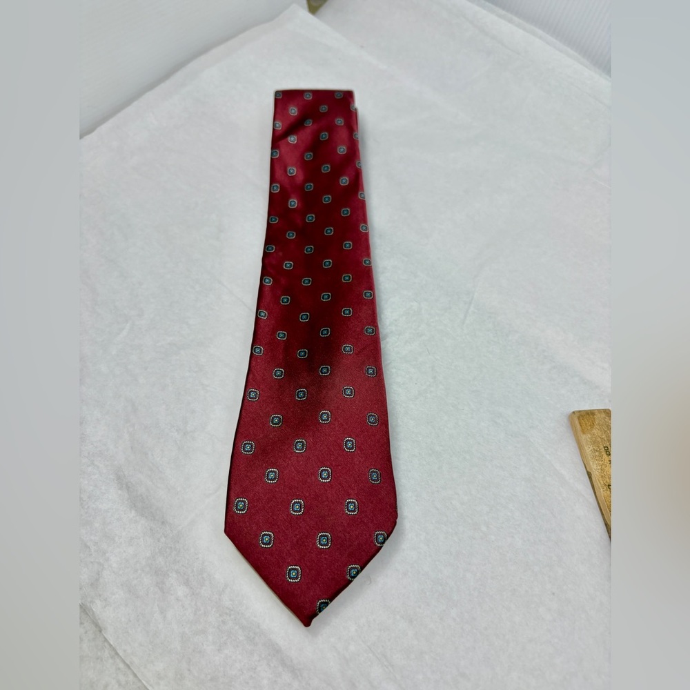 Elegant Red Patterned Men's Tie Vintage Men's Burgundy with Ornate Designs.